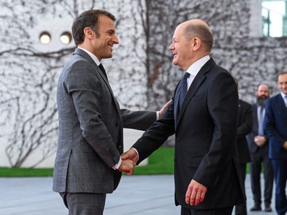 المستشار الألماني أولاف شولتز يرحب في برلين بالرئيس الفرنسي إيمانويل ماكرون في زيارة سابقة له. 15 مارس 2024 - REUTERS