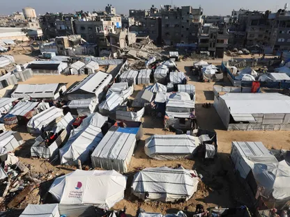 خيام تؤوي فلسطينيين نازحين وسط ظروف شتوية قاسية في خان يونس جنوب قطاع غزة. 18 ديسمبر 2025 - REUTERS