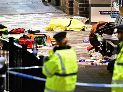 الشرطة البريطانية في موقع سلسلة حوادث الطعن في القطار. بريطانيا في 2 نوفمبر 2025 - @DailyMirror