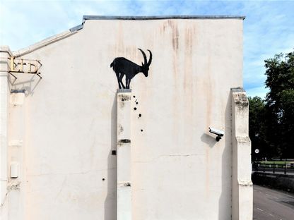 جدارية بانكسي فوق أحد المباني في ريتشموند. 5 أغسطس 2024 - banksy.co.uk