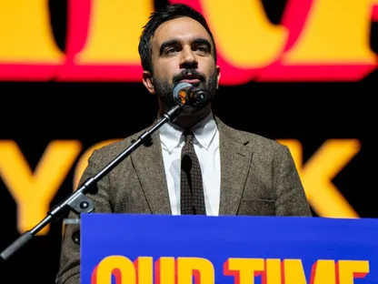 المرشح الديمقراطي لمنصب عمدة مدينة نيويورك زهران ممداني يتحدث خلال تجمع انتخابي في مانهاتن بمدينة نيويورك. 13 أكتوبر 2025 - REUTERS