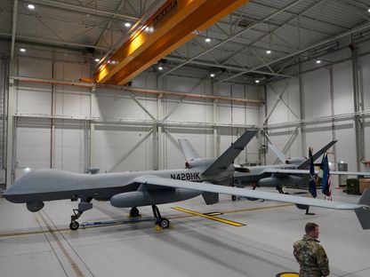 طائرة مسيرة MQ-9 Reaper أميركية في حظيرة طائرات بقاعدة "أماري" الجوية في إستونيا. 1 يوليو 2020 - Reuters