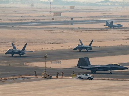 مقاتلات F-22 Raptor تابعة للقوات الجوية الأميركية تصل إلى منطقة تقع ضمن مسؤولية القيادة المركزية الأميركية. 8 أغسطس 2024 - US Air Force