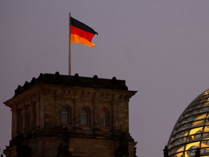 علم ألمانيا يرفرف فوق مبنى البرلمان في برلين. 9 ديسمبر 2022 - REUTERS