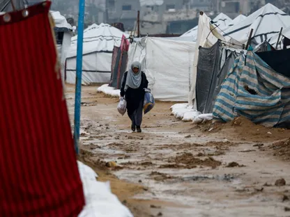 نازحة فلسطينية تسير في مخيم بالنصيرات وسط قطاع غزة. 11 ديسمبر 2025 - reuters