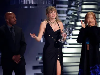 تايلور سويفت تحطم الرقم القياسي لجوائز MTV وتهدي فوزها إلى دوللي بارتون