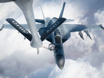 مقاتلة FA-18 سوبر هورنت التابعة للقوة البحرية الأميركية تستعد للتزود بالوقود جواً من طائرة KC-135 فوق منطقة مسؤولية القيادة المركزية الأميركية. - @CENTCOMArabic