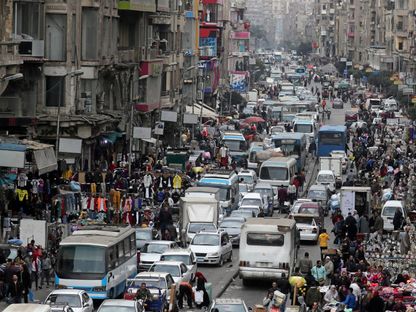 ازدحام في أحد شوارع العاصمة المصرية القاهرة. 10 فبراير 2020 - Reuters