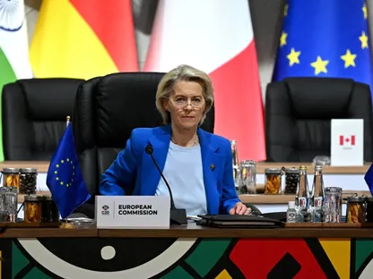 رئيسة المفوضية الأوروبية أورسولا فون دير لاين خلال اجتماعات قمة العشرين في جوهانسبرج. 22 نوفمبر 2025 - Reuters