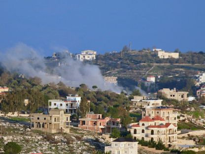 دخان يتصاعد من بنايات في بلدة بليدة بجنوب لبنان القريب من حدود إسرائيل. 6 يناير 2024 - AFP