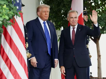 رئيس الوزراء الكندي مارك كارني يلوح بيده إلى جانب الرئيس الأميركي دونالد ترمب في البيت الأبيض في واشنطن العاصمة. 7 أكتوبر 2025 - reuters