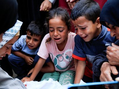 فلسطينيون يبكون أحد ذويهم ممن قتلتهم غارات إسرائيلية بمستشفى ناصر في خان يونس جنوب قطاع غزة. 23 مايو 2025 - REUTERS