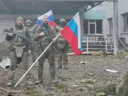 عدد من الجنود الروس يرفعون أعلام بلادهم بعد السيطرة على منطقة في خاركيف شمال شرقي أوكرانيا. 21 نوفمبر 2025 - via REUTERS