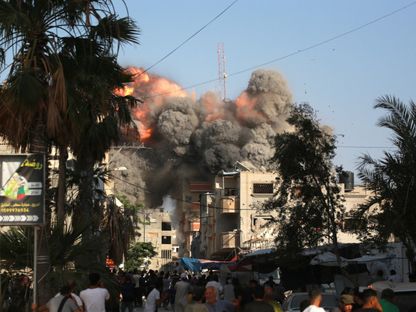 غارة جوية إسرائيلية تستهدف مبنى سكنياً في مدينة البريج بوسط قطاع غزة. 3 يونيو 2024 - AFP