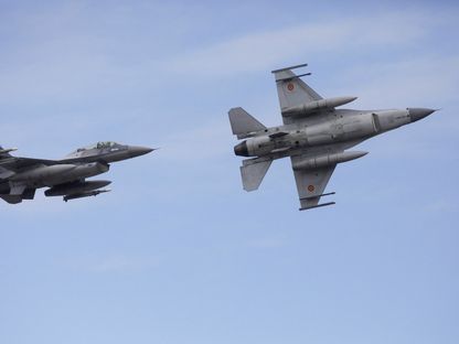 طائرتان من طراز F-16 تحلقان في سماء رومانيا. 13 نوفمبر 2023 - Reuters