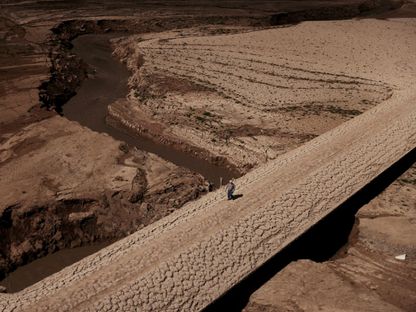رجل يسير في منطقة بيرجيدا الكتالونية في إسبانيا التي تعاني من الجفاف منذ عام 1990- 14 مارس 2023 - Reuters