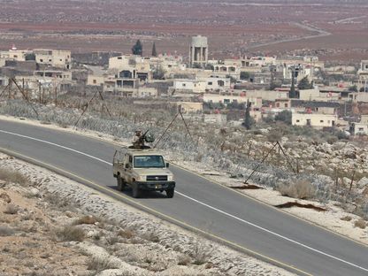 دورية للجيش الأردني على الحدود مع سوريا ضمن جهود مكافحة تهريب المخدرات. 17 فبراير 2022. - AFP