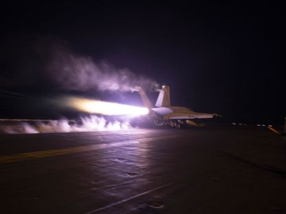 مقاتلة أميركية تنطلق من على متن حاملة طائرات لشن ضربات على أهداف تابعة للحوثيين في اليمن. 24 يناير 2024 - AFP