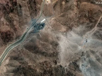 صورة مأخوذة بالأقمار الاصطناعية تظهر الأضرار التي خلفتها الضربات الأميركية في منشأة فوردو النووية في مدينة قم الإيرانية. 24 يونيو 2025 - REUTERS