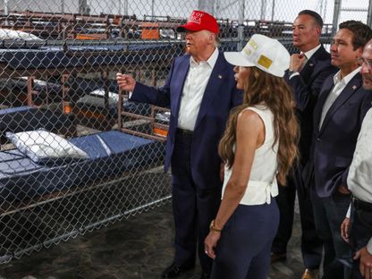 الرئيس الأميركي دونالد ترمب، وحاكم فلوريدا رون ديسانتيس، ووزيرة الأمن الداخلي كريستي نويم، يزورون مركز احتجاز للمهاجرين في فلوريدا. 1 يوليو 2025 - Reuters