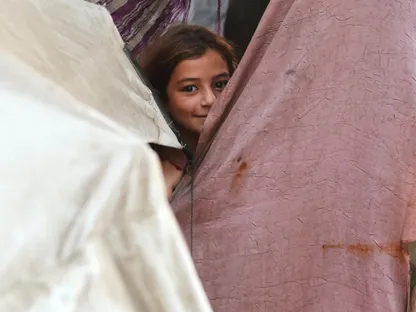 طفلة فلسطينية نازحة داخل خيمة في خان يونس جنوبي قطاع غزة عقب الإعلان عن اتفاق لوقف إطلاق النار. 9 أكتوبر 2025 - Reuters