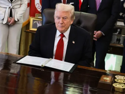 الرئيس الأميركي دونالد ترمب يدلي ببيان من البيت الأبيض، واشنطن. 6 نوفمبر 2025 - رويترز