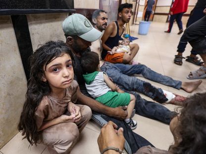 فلسطينيون أصيبوا في غارة جوية إسرائيلية على منزل يتلقون العلاج في مستشفى شهداء الأقصى في دير البلح وسط قطاع غزة. 8 يوليو 2025 - Reuters