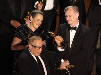المخرج كريستوفر نولان والمنتجان إيما توماس وتشارلز روفن يفوزون بجائزة أوسكار أفضل فيلم عن فيلم “أوبنهايمر” . 10 مارس 2024 - Reuters
