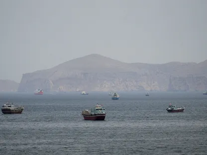 ناقلة عملاقة خاضعة لعقوبات أميركية تحمل نفطاً إيرانياً تحاول عبور مضيق هرمز