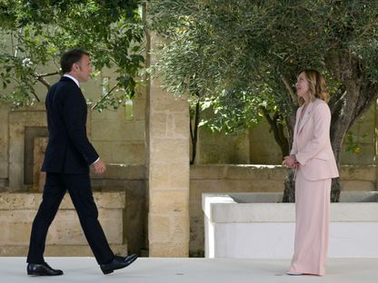 رئيسة الوزراء الإيطالية جورجيا ميلوني تستقبل الرئيس الفرنسي إيمانويل ماكرون خلال قمة السبع. سافيليتري، إيطاليا. 13 يونيو 2024 - AFP