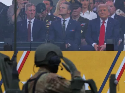 الرئيس الأميركي دونالد ترمب إلى جانب وزير الحرب بيت هيجسيث خلال عرض عسكري لإحياء الذكرى الـ 250 لتأسيس الجيش الأميركي. 12 يونيو 2025 - REUTERS