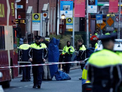 عناصر من الشرطة الأيرلندية في مكان وقوع عملية الطعن وسط العاصمة دبلن. 23 نوفمبر 2023. - Reuters