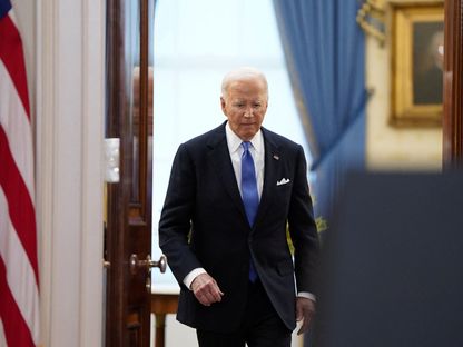الرئيس الأميركي جو بايدن يتجه لإلقاء تصريحات بعد قرار المحكمة العليا في قضية "حصانة ترمب" في البيت الأبيض بواشنطن. 1 يوليو 2024 - Reuters