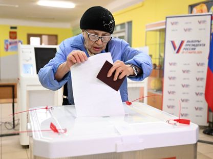 سيدة تدلي بصوتها في انتخابات الرئاسة الروسية في العاصمة موسكو. 17 مارس 2024 - AFP
