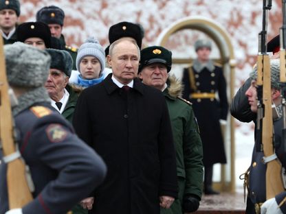 الرئيس الروسي فلاديمير بوتين يتلقى تحية حرس الشرف بعد حفل وضع إكليل من الزهور عند قبر الجندي المجهول بجوار جدار الكرملين في موسكو. 23 فبراير 2024 - Reuters