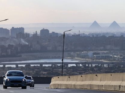 مركبات تسير في أحد الطرق بالعاصمة المصرية القاهرة. 24 يناير 2024 - Reuters
