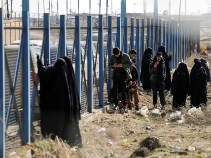 ينتمون لـ61 دولة.. العراق ينشر جنسيات عناصر "داعش" المنقولين من سوريا