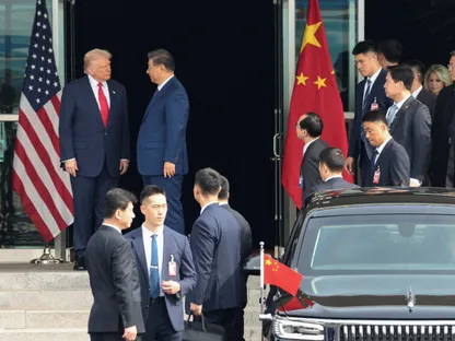 الرئيس الأميركي دونالد ترمب ونظيره الصيني شي جين بينج يتحدثان أثناء مغادرتهما بعد اجتماع ثنائي في مطار جيمهاي الدولي، على هامش قمة التعاون الاقتصادي لدول آسيا والمحيط الهادئ (APEC)، في بوسان، كوريا الجنوبية. 30 أكتوبر 2025. - Reuters