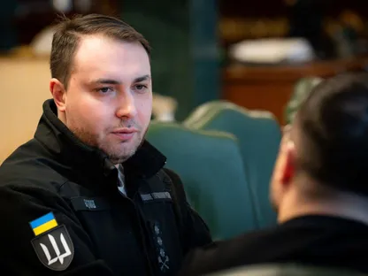 رئيس الاستخبارات العسكرية الأوكرانية كريلو بودانوف خلال لقائه مع الرئيس الأوكراني فولوديمير زيلينسكي في كييف. 2 يناير 2026 - REUTERS