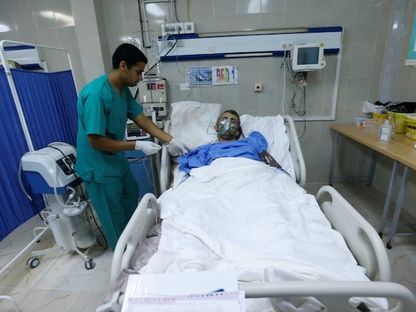 ممرض يتابع حالة مريض في غيبوبة، ليبيا. 9 أغسطس 2018 - Reuters