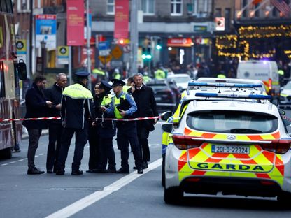 أفراد من الشرطة الإيرلندية يتعاملون مع حادث طعن وسط دبلن. 23 نوفمبر 2023. - Reuters