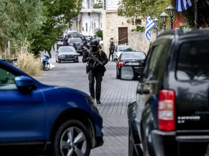 عناصر من الشرطة اليونانية عند موقع هجوم في قرية بجزيرة كريت. 1 نوفمبر 2025 - TA NEA