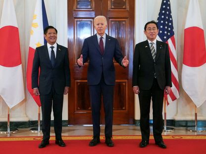 الرئيس الأميركي جو بايدن يتوسط رئيس الوزراء الياباني فوميو كيشيدا والرئيس الفلبيني فرديناند ماركوس جونيور خلال القمة الثلاثية في واشنطن. 11 أبريل 2024 - Reuters