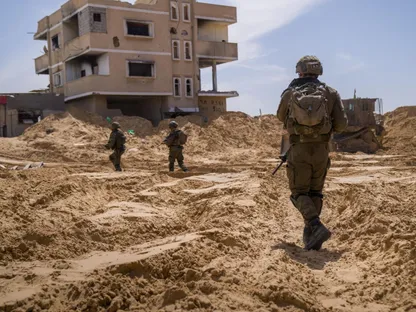 صورة نشرها الجيش الإسرائيلي تظهر جنوداً إسرائيليين ينفذون عمليات في رفح جنوب قطاع غزة. 2 أبريل 2025 - REUTERS