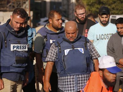 مراسل قناة الجزيرة وائل الدحدوح خلال مراسم دفن زوجته واثنين من أبنائه والذين لقوا مصرعهم جراء غارة إسرائيلية على قطاع غزة. 26 أكتوبر 2023 - AFP