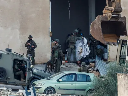 جنود إسرائيليون في مخيم جنين بالضفة الغربية بموقع إطلاق النار على فلسطينيين اثنين بعد استسلامهما. 27 نوفمبر 2025 - Reuters