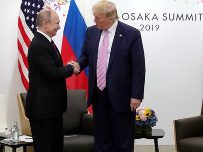 الرئيس الأميركي دونالد ترمب يستقبل الرئيس الروسي فلاديمير بوتين خلال اجتماع على هامش قمة مجموعة العشرين في أوساكا باليابان. 28 يونيو 2019 - REUTERS