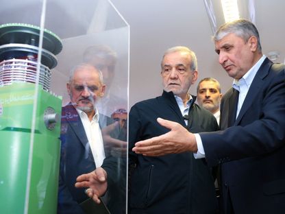 الرئيس الإيراني مسعود بيزشكيان يزور معرض الإنجازات النووية الإيرانية في طهران. 9 أبريل 2025. - Reuters
