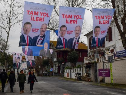 إعلانات انتخابية لعدة مرشحين في الانتخابات المحلية بمدينة إسطنبول التركية. 9 مارس 2024 - AFP