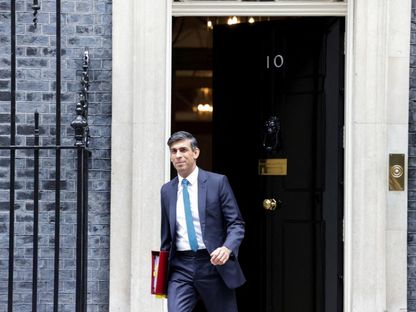 رئيس الوزراء البريطاني ريشي سوناك يخرج من مقر الحكومة في لندن. 19 يوليو 2023 - REUTERS